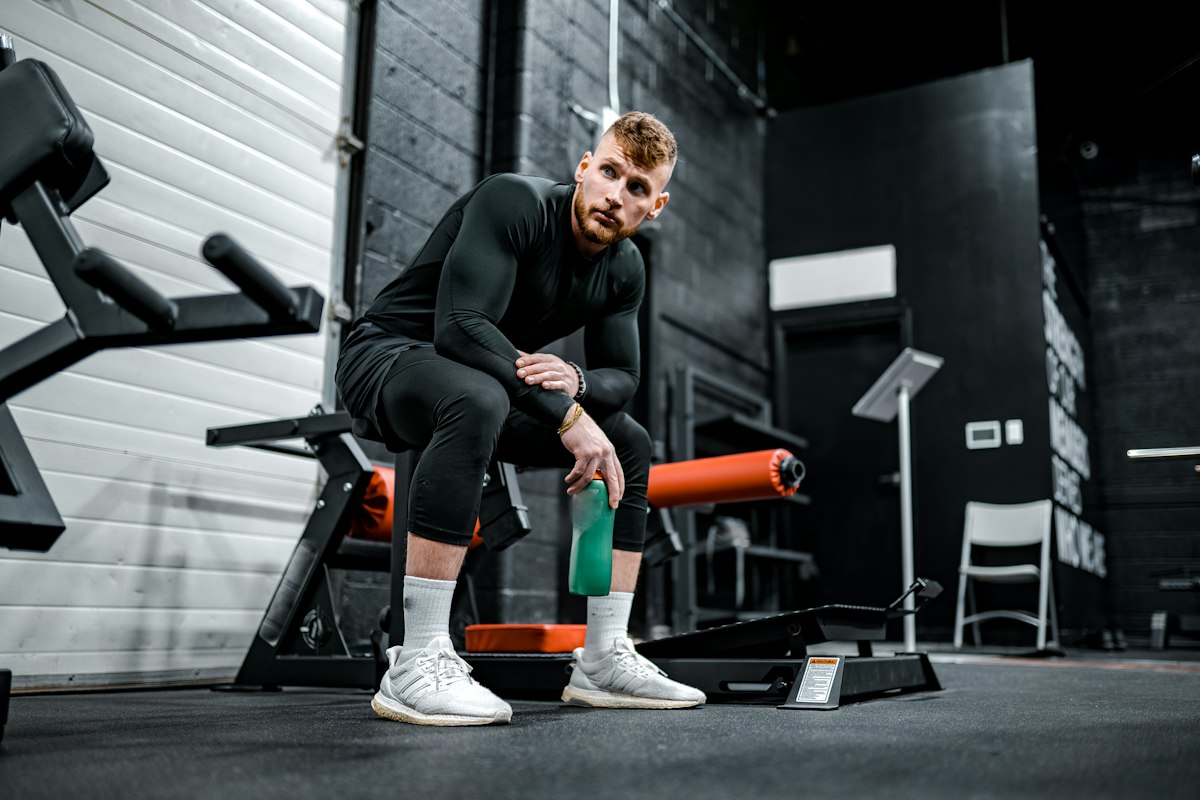 Pria melakukan latihan fitness untuk meningkatkan vitalitas